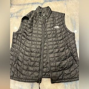 Mens North Face puffer vest - like new